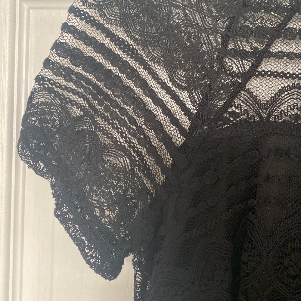 Lace block women's top. Black lace, black underlayer. Laundry by Shelli Segal. - Picture 3 of 3